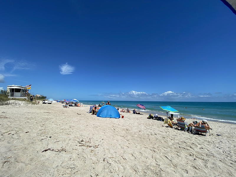 In this view of the beach looking north, you can see that people are pretty well spread out. Most people are at least four meters, or 13 feet away from neighbours, which is well beyond the recommended two meters (6.5 feet).